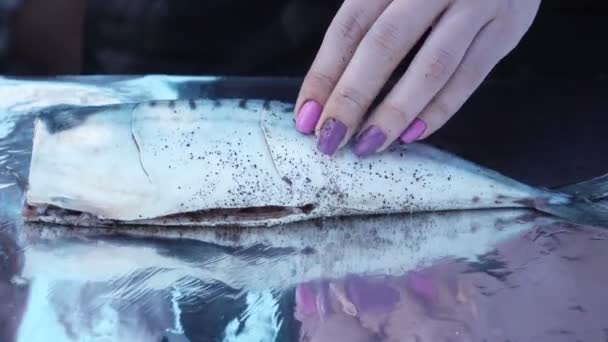 Wrapping mackerel in foil lemon — Stock Video