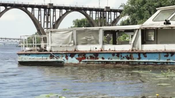 Παλιό πλοίο ποταμό στην πόλη — Αρχείο Βίντεο