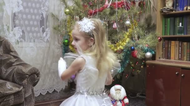 Fille en costume à l'arbre de Noël — Video