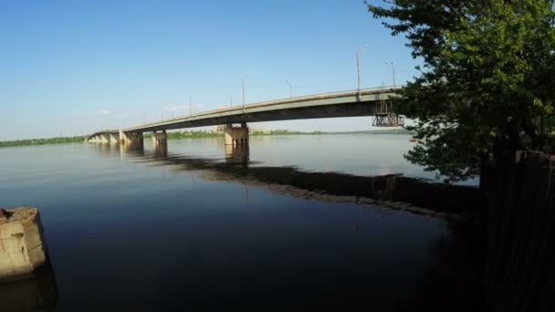 Puente sobre Dnipro — Vídeo de stock