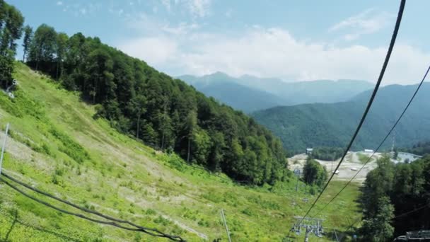 Ascensores en las montañas en verano — Vídeos de Stock