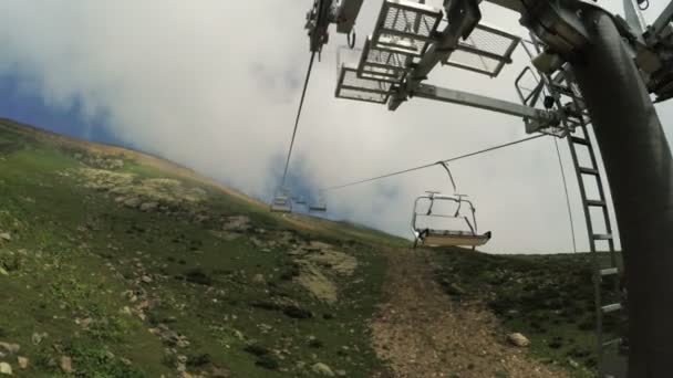 Ліфти в горах влітку — стокове відео