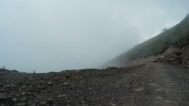 Kalın sis ile Dağları