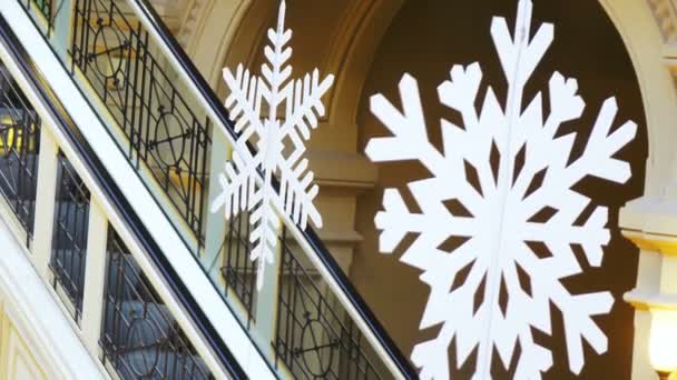 Huge snowflake in a shopping center — Stock Video