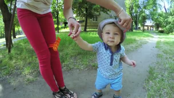 Αγόρι στα πόδια των μητέρων — Αρχείο Βίντεο