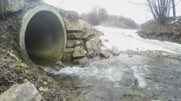 Tubo de drenagem no inverno — Vídeo de Stock
