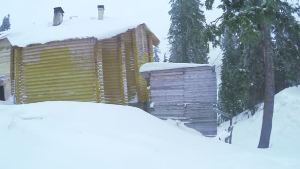 Estância de esqui em montanhas — Vídeo de Stock