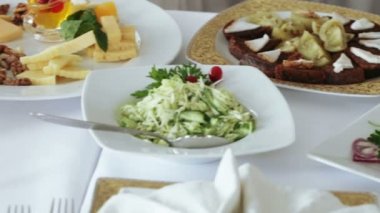 Unutulmamalı masaya servis