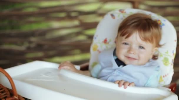 Niño travieso en la mesa — Vídeos de Stock