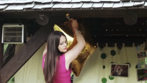 女性は、風船を飾る — ストック動画