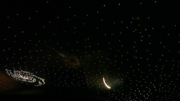 Plafond tendu en forme de ciel étoilé 