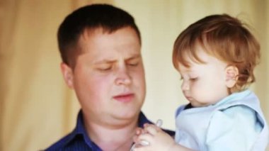 Baba besleme bebek şişe ile