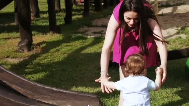 Onderwijs lopen op aard — Stockvideo