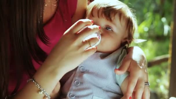 Annesi bebeğini besliyor — Stok video