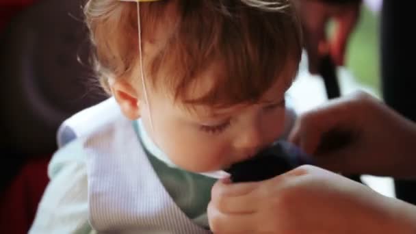 Niño travieso en la mesa — Vídeo de stock