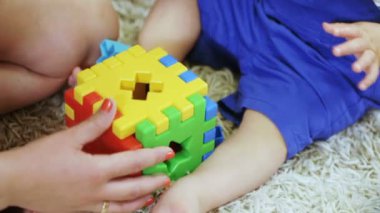 Çocuk muamma çocuk elinde