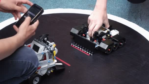 Bestrobofest competitie vechtmachines van Lego — Stockvideo