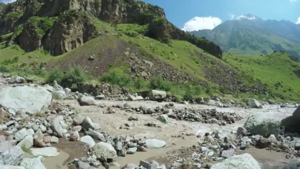 Arroyo de montaña en Georgia — Vídeos de Stock