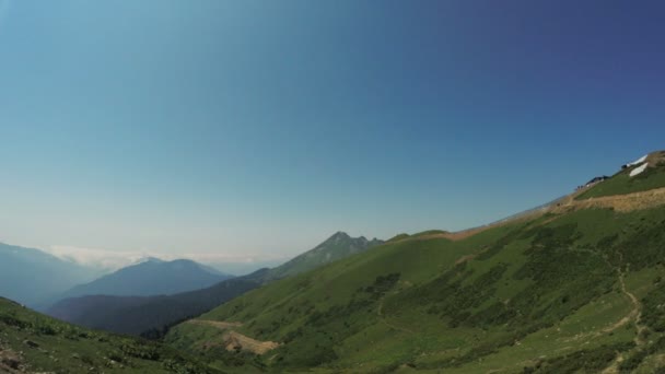 Caminho nas montanhas — Vídeo de Stock