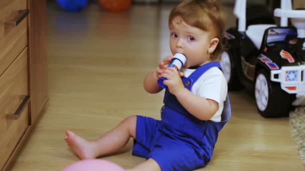 Child in room enjoys soap bubbles mom — Stock Video