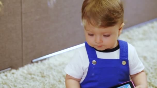 Dítě v pokoji má máma mýdlové bubliny — Stock video