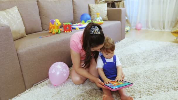 Mãe com criança brincando com crianças placa tablet — Vídeo de Stock