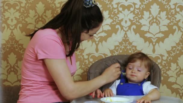 Anya-gyermek otthoni hírcsatornák — Stock videók