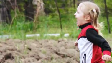 Bahçede koşan kız