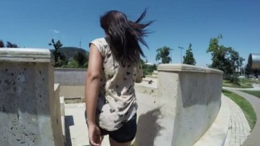 Sahne Alanı'nda kız parkta