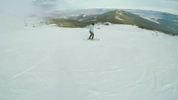 Mulher Ski descida na natureza — Vídeo de Stock