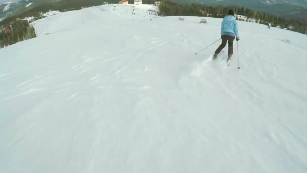Mujer Descenso de esquí en la naturaleza — Vídeos de Stock