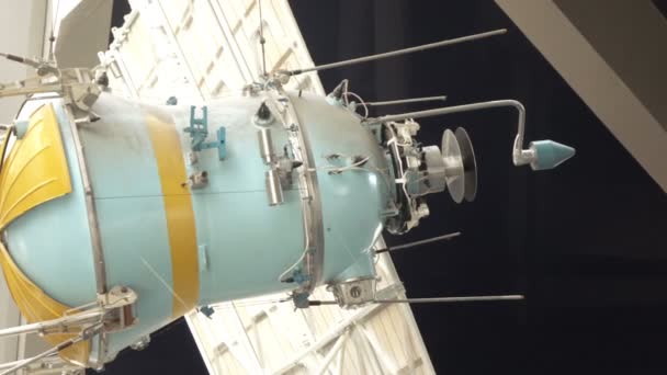 Sowjetischer Weltraumsatellit im Weltraummuseum — Stockvideo