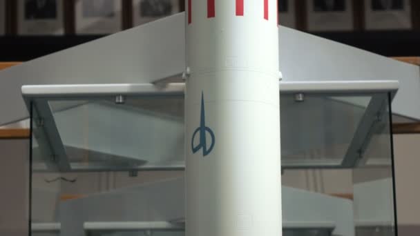 基本 2 段ロケット中流階級ゼニット家族やサタンをモデルします。 — ストック動画