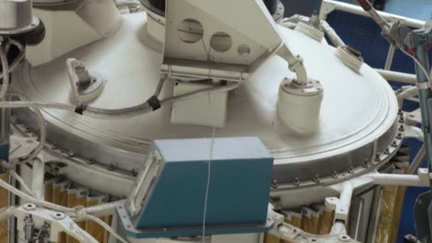 Советский космический спутник в музее космоса — стоковое видео
