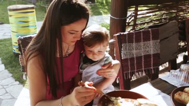 Mãe bebê alimentando — Vídeo de Stock