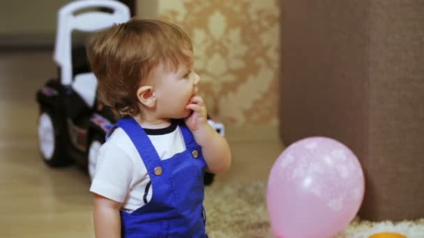 Dziecko w pokoju cieszy się mama baniek mydlanych — Wideo stockowe