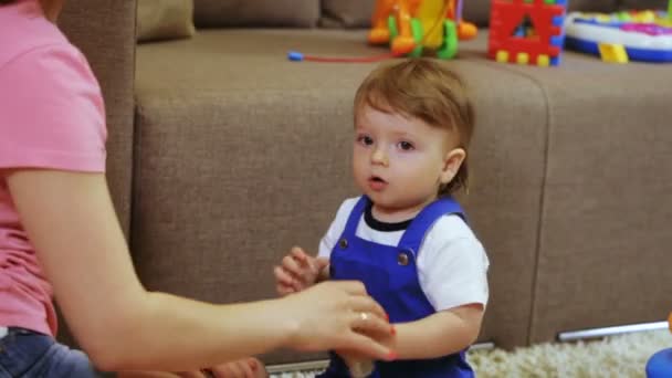 Niño en la habitación disfruta de burbujas de jabón mamá — Vídeos de Stock