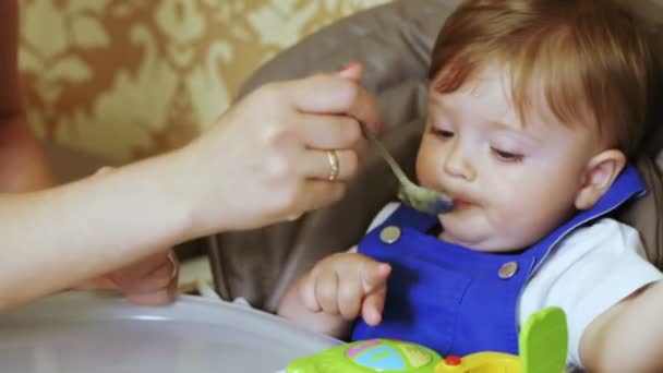 Mãe alimenta a criança em casa — Vídeo de Stock