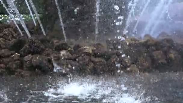 Agua burbujeando en piedra — Vídeos de Stock