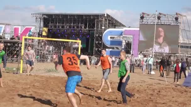 Jouer au football et Concert sur la plage — Video