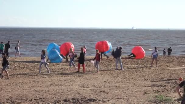 Juego de bambú en globos en la playa — Vídeos de Stock
