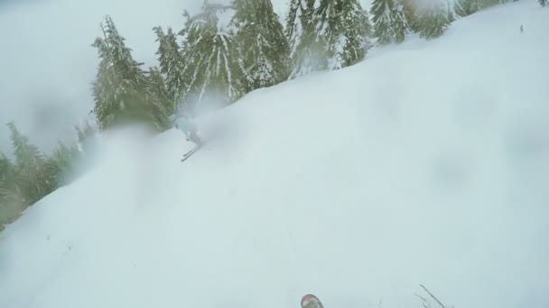 Hombre caído en el cielo invierno — Vídeos de Stock