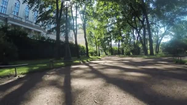 Camino en el parque de las ciudades — Vídeos de Stock