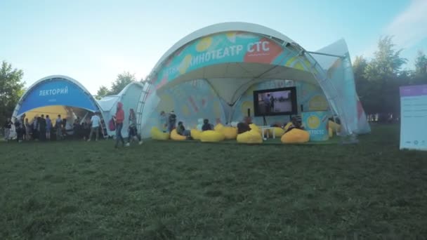 Κοινωνικές ομάδες περίπτερα στο Φεστιβάλ την Vc. θερινός κινηματογράφος, διάλεξη — Αρχείο Βίντεο