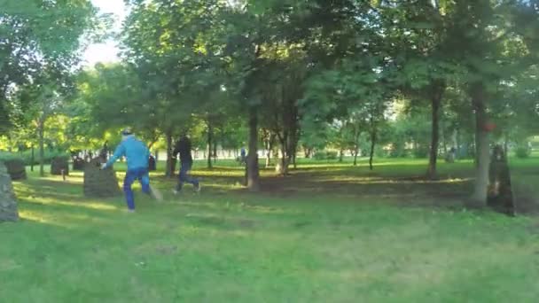 Batalha a laser no parque — Vídeo de Stock