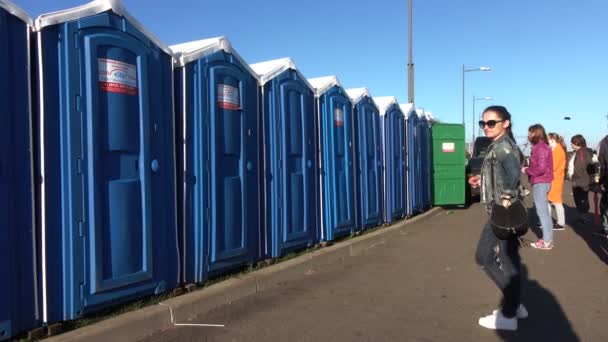 Toilettes publiques dans le parc — Video