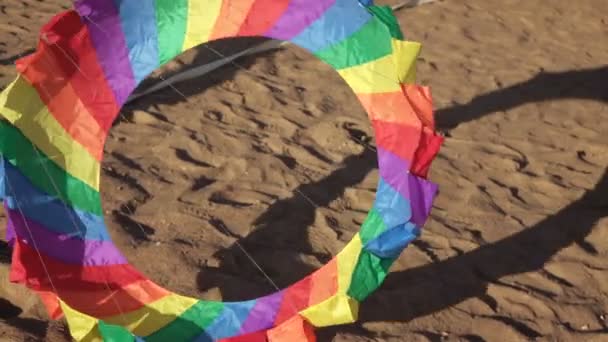 Повітряні кулі літають над піском — стокове відео