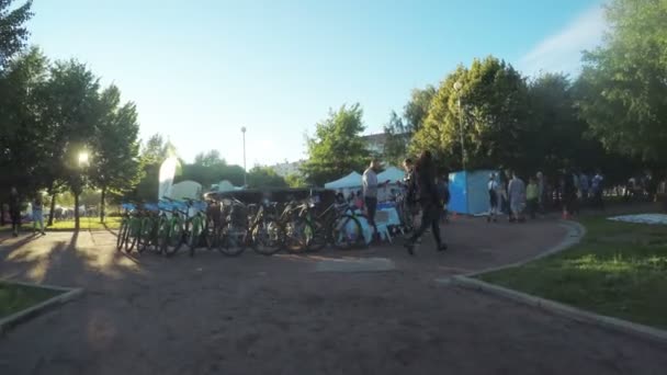 Aluguer de bicicletas no parque — Vídeo de Stock