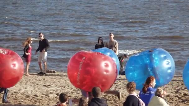 Jogo bamperbol em balões na praia — Vídeo de Stock