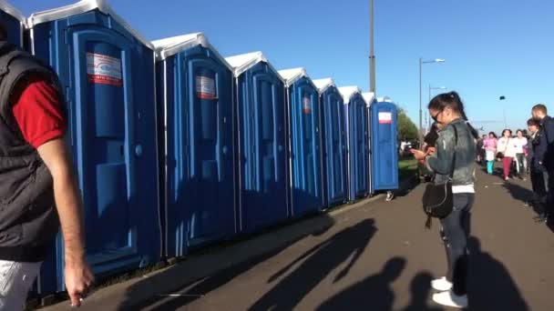Громадські туалети в парку — стокове відео
